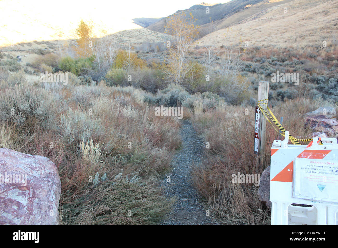 Cette image montre un sentier d'interprétation dans le Nevada géré par le Bureau of Land Management. Le sentier sert d'outil éducatif, aidant les visiteurs à comprendre l'importance naturelle et culturelle de la région tout en favorisant la gérance de l'environnement. Banque D'Images