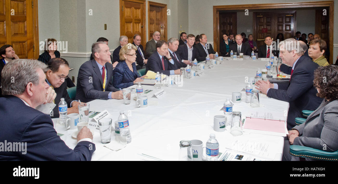 Le Conseil sur la qualité de l'environnement de la CEQ et l'EPA ont collaboré à des initiatives visant à relever les défis environnementaux à l'échelle nationale. Cette réunion, à laquelle participaient de hauts fonctionnaires tels que Ken Salazar et Lisa Jackson, portait sur l'amélioration de la politique environnementale et la promotion de la durabilité dans les pratiques gouvernementales. Banque D'Images