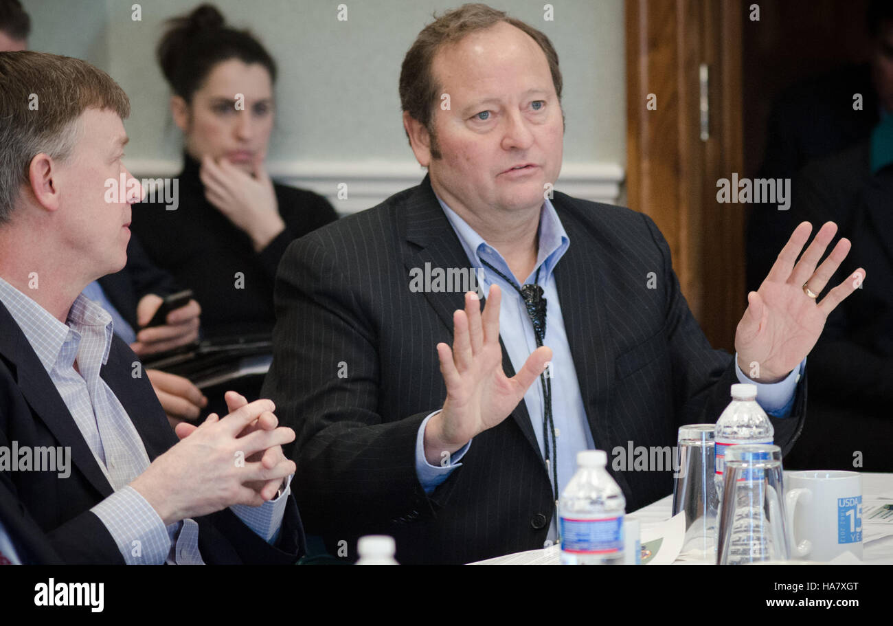 La photo montre des dirigeants clés du gouvernement américain, dont Ken Salazar et Lisa Jackson, qui participent à des discussions environnementales. L'événement, soutenu par le Département de l'intérieur et l'Agence de protection de l'environnement, met en lumière le rôle des agences environnementales dans les politiques et les efforts de durabilité. Banque D'Images