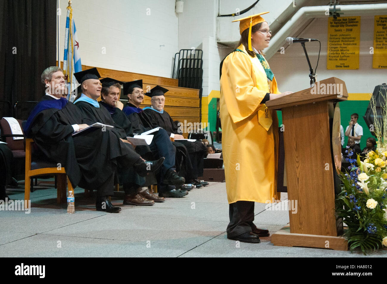 Cette image montre le secrétaire Tom Vilsack qui assiste à la remise des diplômes à la Chicago High School for Agricultural Sciences, soulignant le soutien de l’USDA à l’éducation agricole et à l’engagement communautaire. Banque D'Images