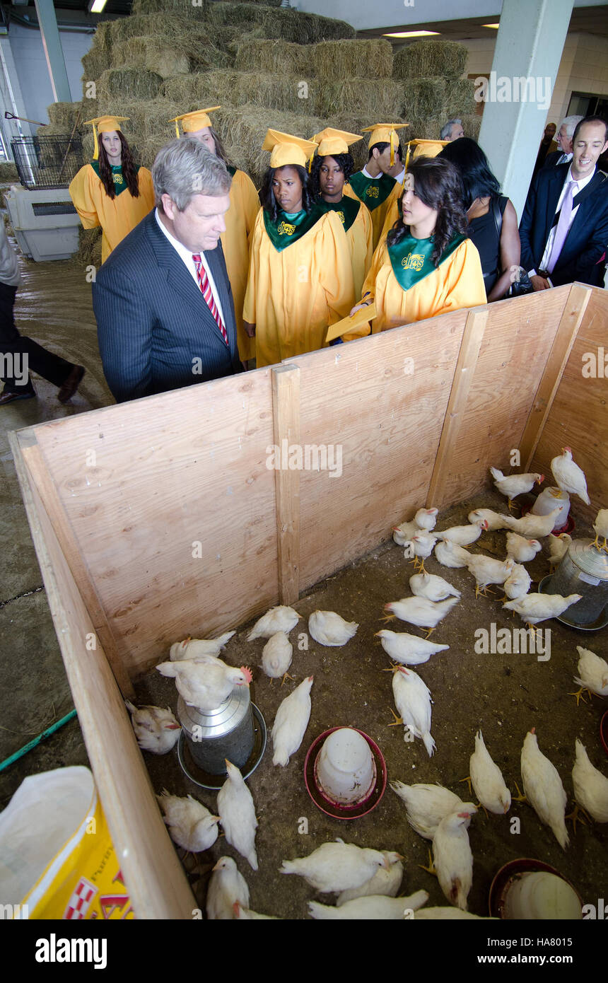 Le secrétaire Tom Vilsack a assisté à une cérémonie de remise des diplômes à la Chicago High School for Agricultural Sciences, soulignant le rôle de l'agriculture dans la main-d'œuvre future et l'engagement de l'USDA en faveur de l'éducation et du développement rural dans l'Illinois. Banque D'Images