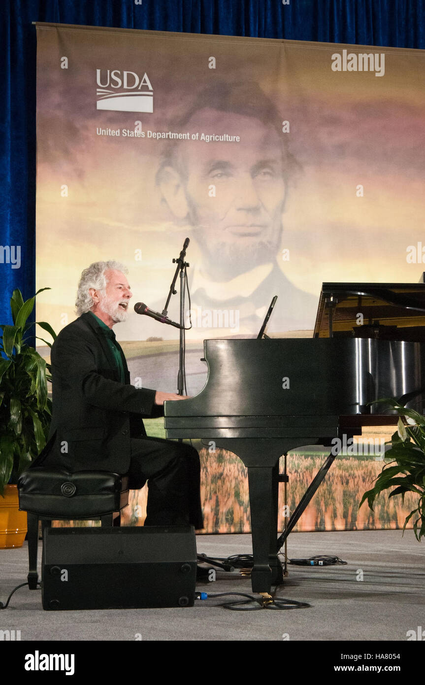 Cette image capture le secrétaire Tom Vilsack et Chuck Leavell, claviériste des Rolling Stones et arboriculteur de Géorgie, lors de la célébration du 150e anniversaire de l’USDA, soulignant les efforts en matière de conservation et d’agriculture durable. Banque D'Images