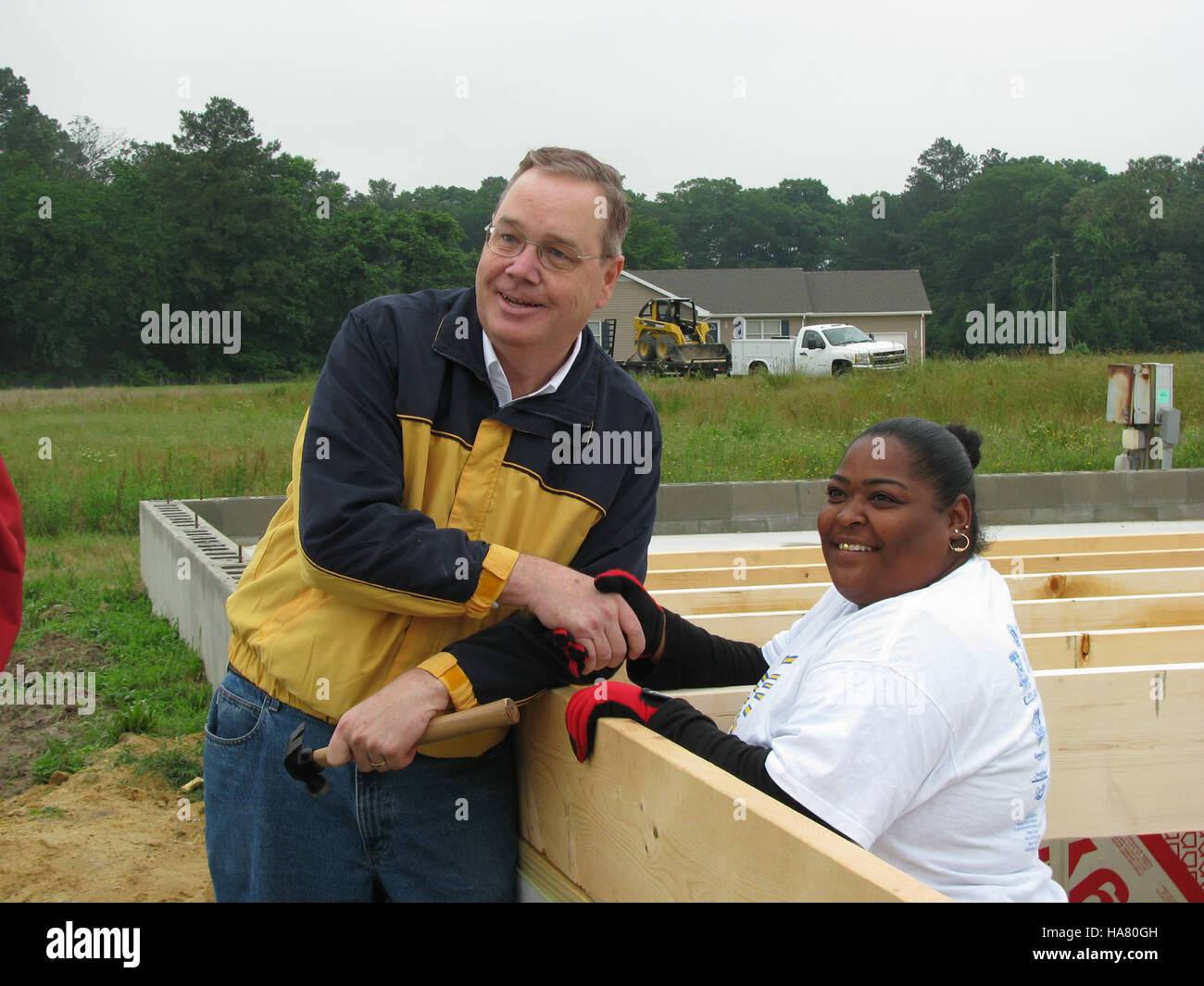 Une collaboration entre les fonctionnaires de l'USDA et les propriétaires de maisons se concentre sur les pratiques d'utilisation durable des terres, offrant un soutien à la gestion des biens agricoles et résidentiels. Banque D'Images