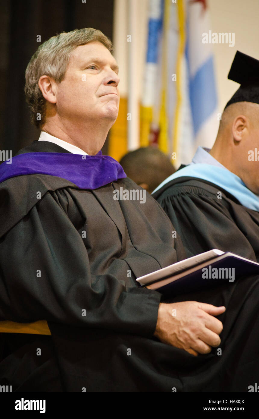 Le secrétaire Tom Vilsack a assisté à la cérémonie de remise des diplômes 2010 à la Chicago High School for Agricultural Sciences, marquant l'occasion avec un discours axé sur l'éducation agricole et le développement de la main-d'œuvre. Banque D'Images