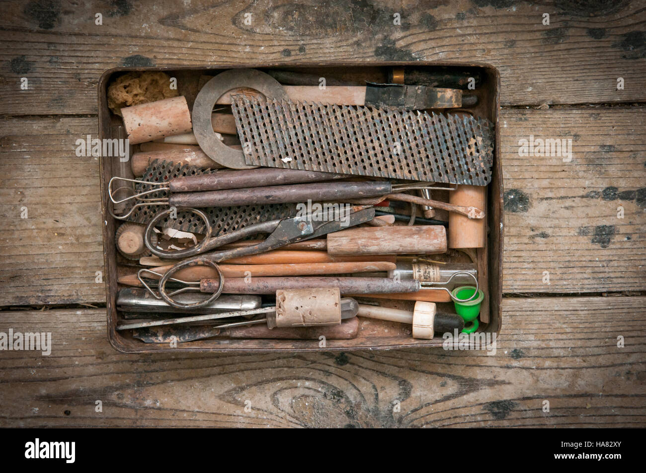 Outils de style Vintage Retro dans une boîte à outils d'étain sur une table de l'atelier Banque D'Images