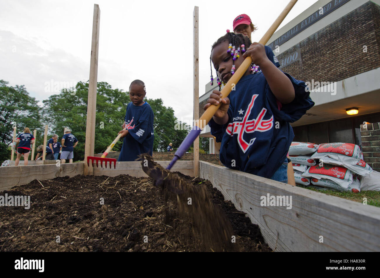 Le programme People's Garden de Thurgood Marshall Elementary promeut l'embellissement des écoles et le jardinage, avec le soutien de bénévoles de l'USDA et d'organisations locales comme les capitales de Washington. Banque D'Images