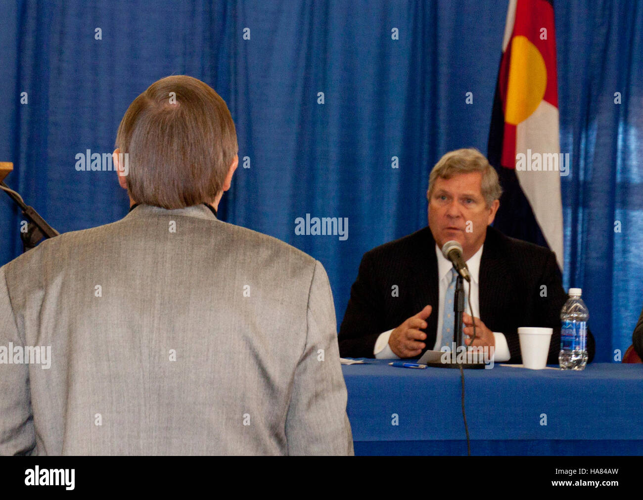 Le Secrétaire Tom Vilsack a participé à un forum au Colorado pour discuter des questions agricoles, en mettant l’accent sur les pratiques durables et le soutien aux agriculteurs locaux. L'événement a mis l'accent sur la collaboration entre l'USDA et les gouvernements des États pour faire avancer les politiques agricoles et renforcer les communautés agricoles. Banque D'Images
