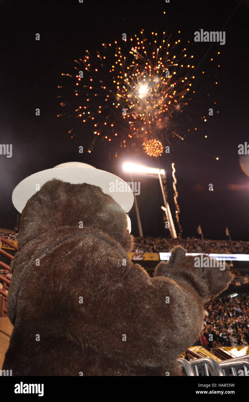 La campagne Smokey Bear de l'USDA vise à promouvoir la prévention des incendies de forêt et à éduquer le public sur la sécurité incendie, tandis que l'Arizona Buffalo Wild Wings Bowl sert d'événement sportif populaire avec le soutien des programmes de l'USDA. Banque D'Images