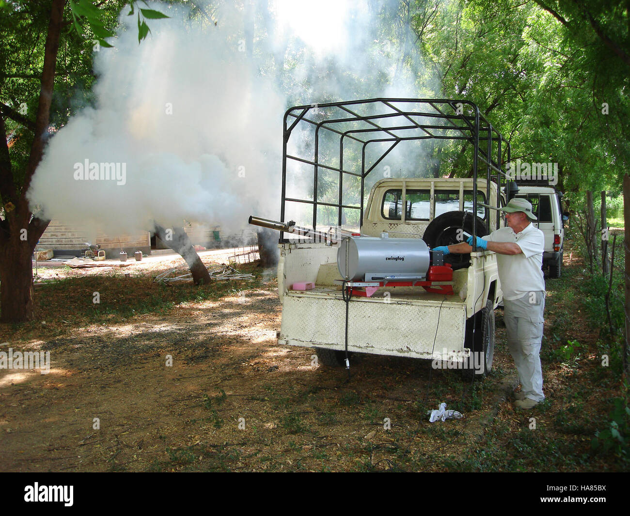 Une image de l'USDA montrant des recherches sur la lutte contre les insectes et les pesticides, avec un accent particulier sur les mouches des sables au Kenya, montrant le rôle des entomologistes dans les sciences de l'environnement et les efforts de santé publique. Banque D'Images