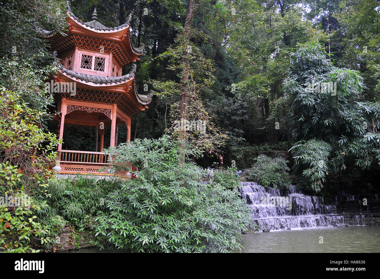 Le magnifique Palais du Dragon (Loong Palace) et ses environs est la plus grande grotte de calcaire de l'eau à destination de la Chine. Banque D'Images