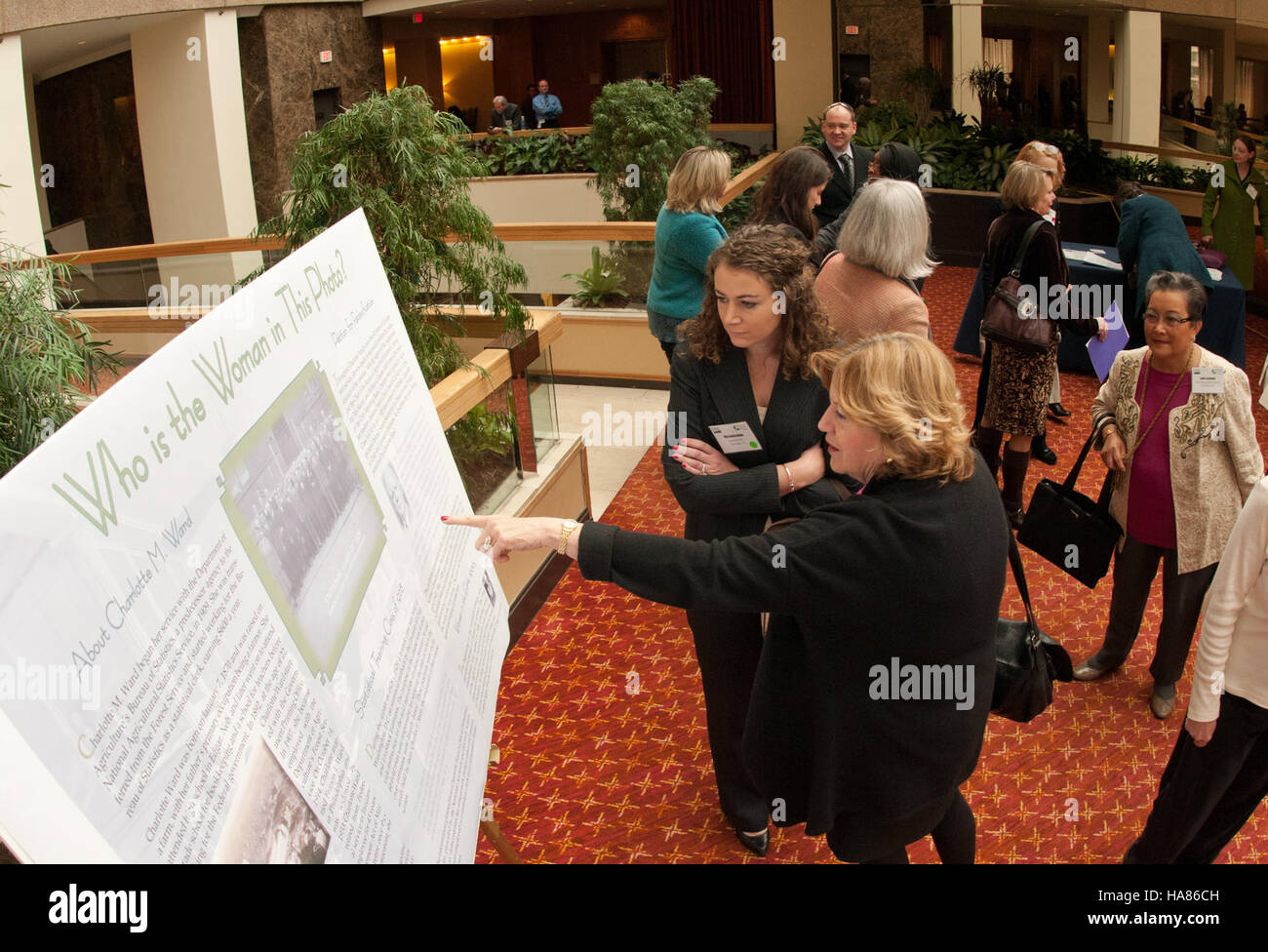 Cette image capture le AG Outlook Forum qui s'est tenu en 2013 et qui s'est concentré sur l'avenir de l'agriculture américaine. L'événement a fourni une plate-forme aux experts pour discuter des tendances agricoles, des prévisions économiques et des politiques gouvernementales qui ont un impact sur l'agriculture, les économies rurales et le paysage agricole national. Banque D'Images