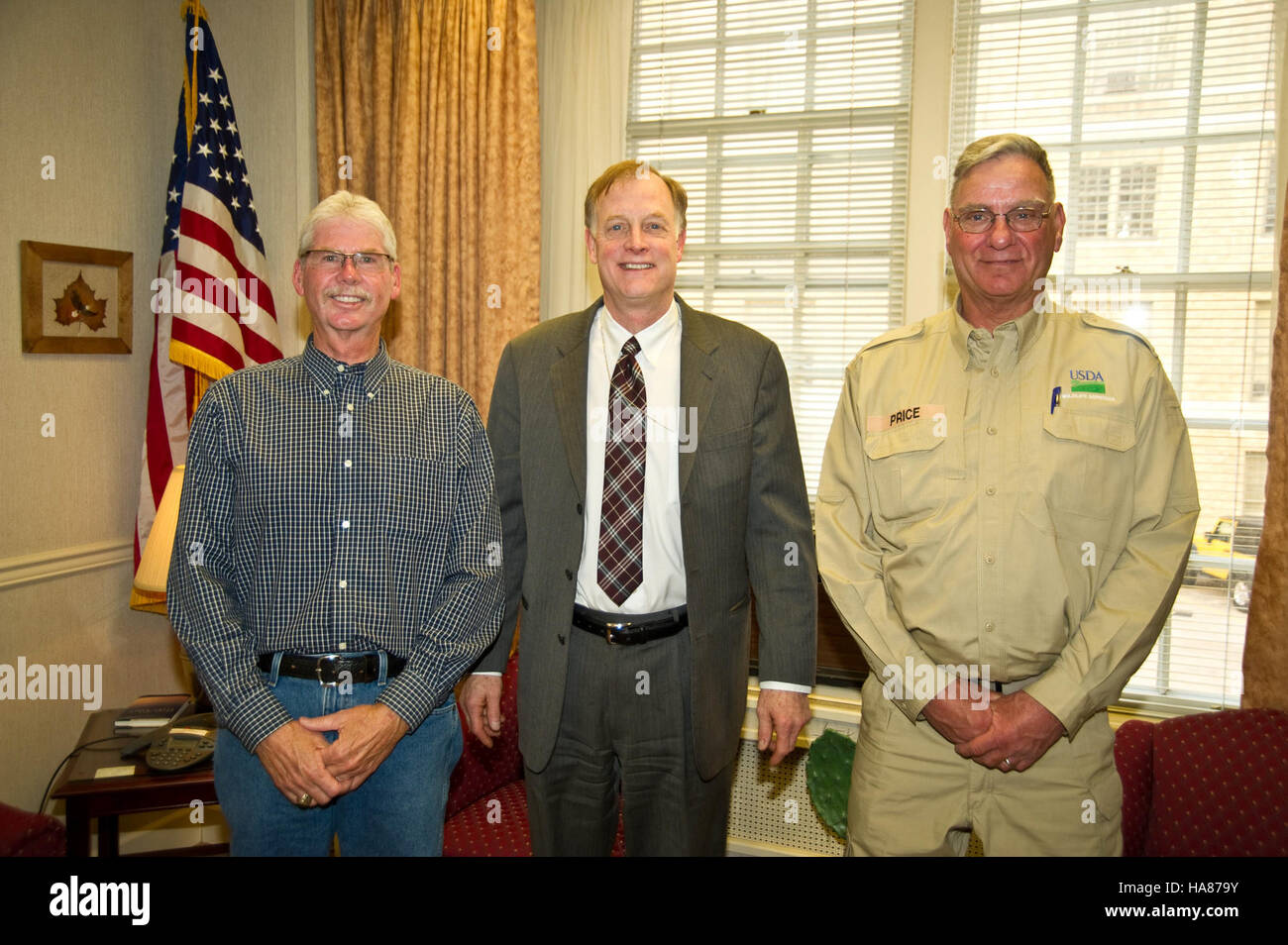Keel Price et George graves reviennent d'Afghanistan et rencontrent le sous-secrétaire Ed Avalos à l'USDA. Cette image souligne le rôle du Ministère dans l'appui aux anciens combattants et leur participation aux initiatives de conservation et d'agriculture. Banque D'Images