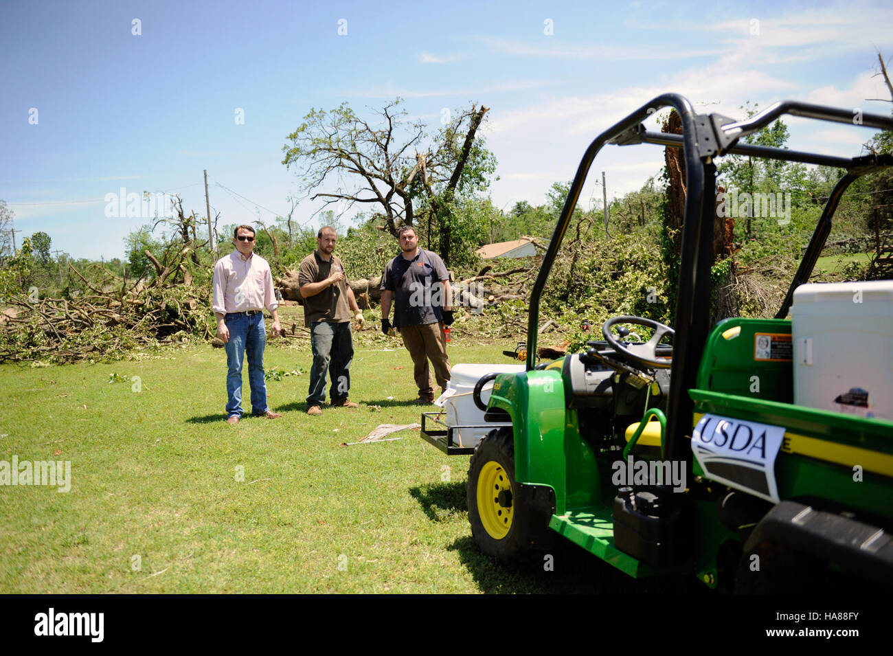 Cette image montre une intervention de l'USDA en faveur du développement rural dans l'Oklahoma, où des fournitures ont été distribuées aux victimes de tornades en mai 2013. Il met en lumière les efforts de l'agence en matière de secours en cas de catastrophe et de soutien communautaire en temps de crise. Banque D'Images