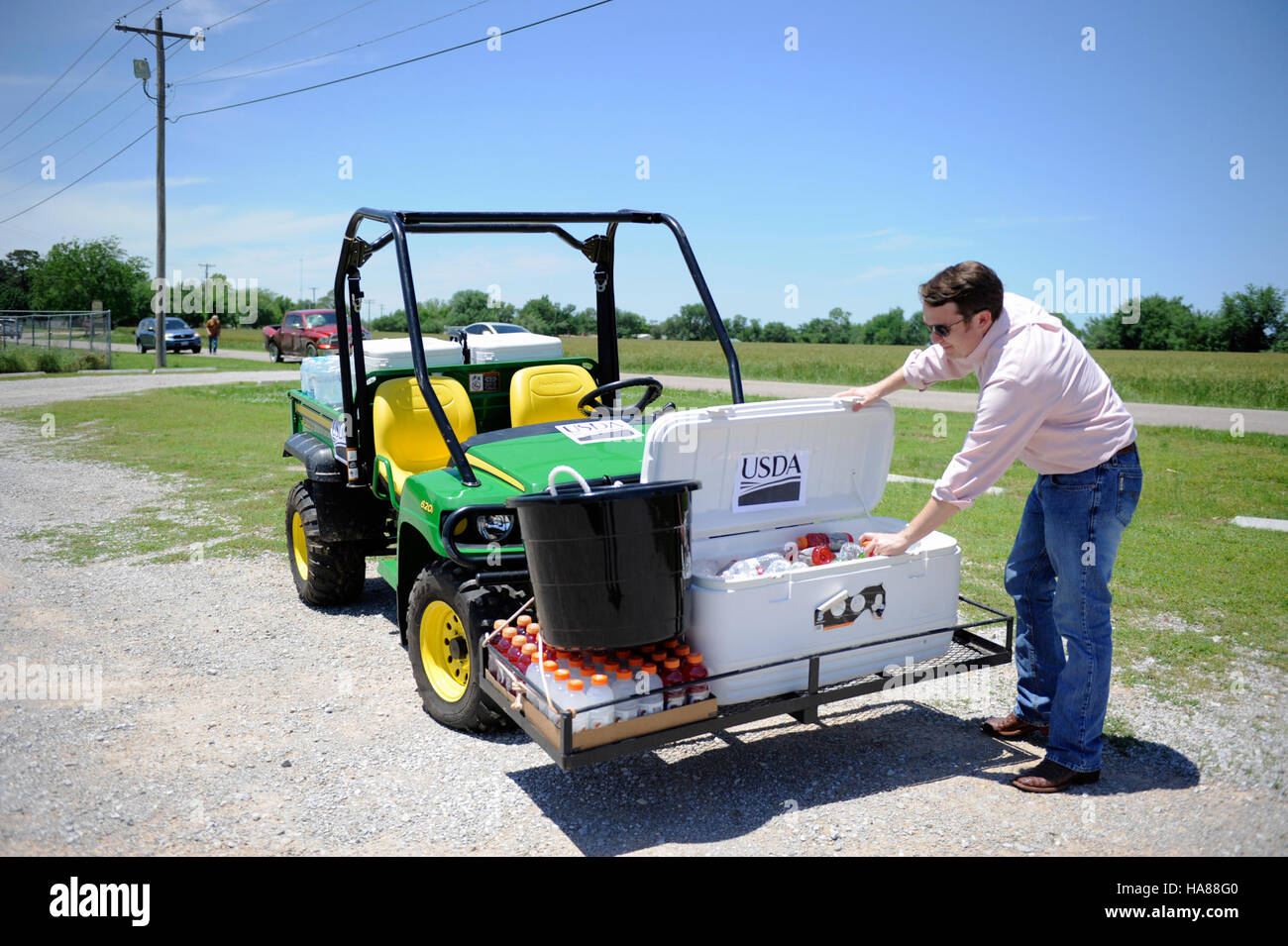 L'image de l'USDA rural Development montre les efforts de secours après une tornade en Oklahoma. La photo met en évidence la livraison de fournitures et de rafraîchissements aux victimes de la catastrophe, mettant en valeur le rôle des organismes gouvernementaux dans les interventions d’urgence. Banque D'Images