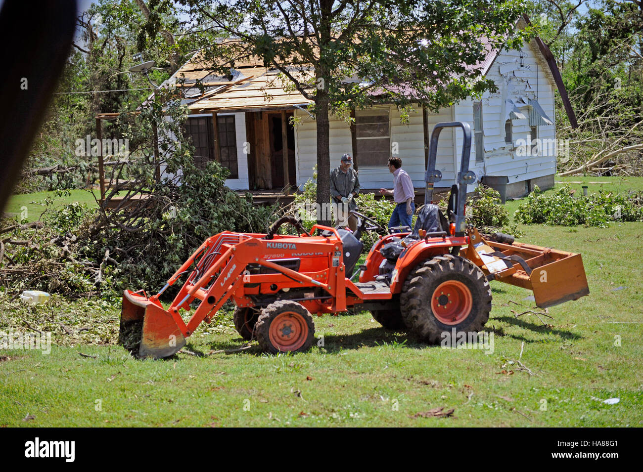 Une photo montrant des fournitures distribuées par USDA rural Development en réponse aux victimes de tornades. Cette image souligne le rôle de l'USDA dans la fourniture d'une aide essentielle après des catastrophes naturelles. Banque D'Images