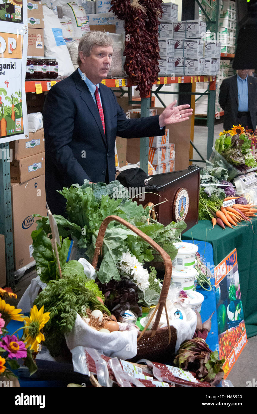 L'initiative Strike Force de l'USDA soutient les centres de distribution alimentaire locaux comme la coopérative LaMontanita à Albuquerque, au Nouveau-Mexique. Cette initiative vise à accroître l’accès à des aliments sains et à promouvoir des pratiques agricoles durables dans les zones mal desservies. Banque D'Images