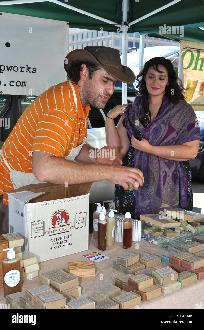 Le marché des agriculteurs de l’USDA accueille un vendeur de savon, promouvant les produits locaux et soutenant les petites entreprises tout en offrant aux visiteurs la possibilité d’en apprendre davantage sur l’agriculture durable et les pratiques agricoles dans les parcs nationaux. Banque D'Images