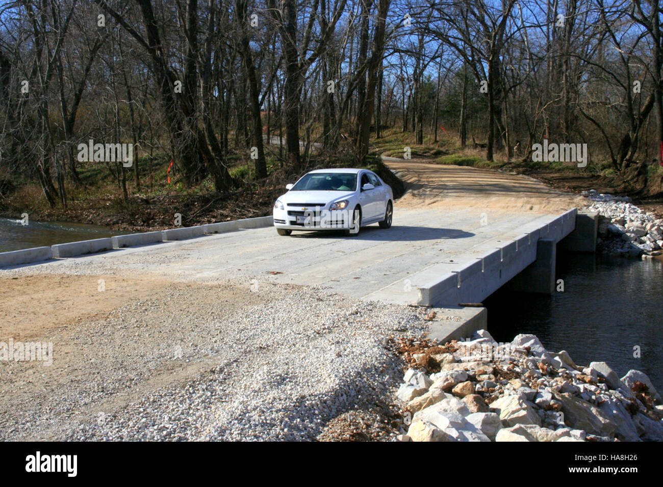 Cette image montre un nouveau pont construit dans un parc national, symbolisant les améliorations apportées à l’infrastructure pour faciliter l’accès et améliorer l’expérience des visiteurs tout en maintenant les normes de préservation de l’environnement. Banque D'Images