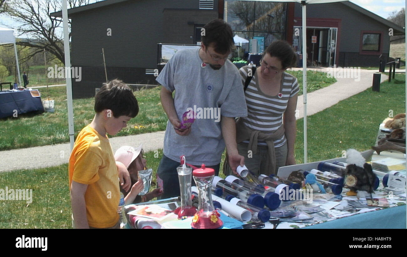 Les visiteurs de la réserve naturelle nationale de la vallée du Minnesota apprécient les expositions d'observation des oiseaux lors de la foire annuelle d'observation des oiseaux, promouvant l'éducation à la faune et les efforts de conservation. Banque D'Images