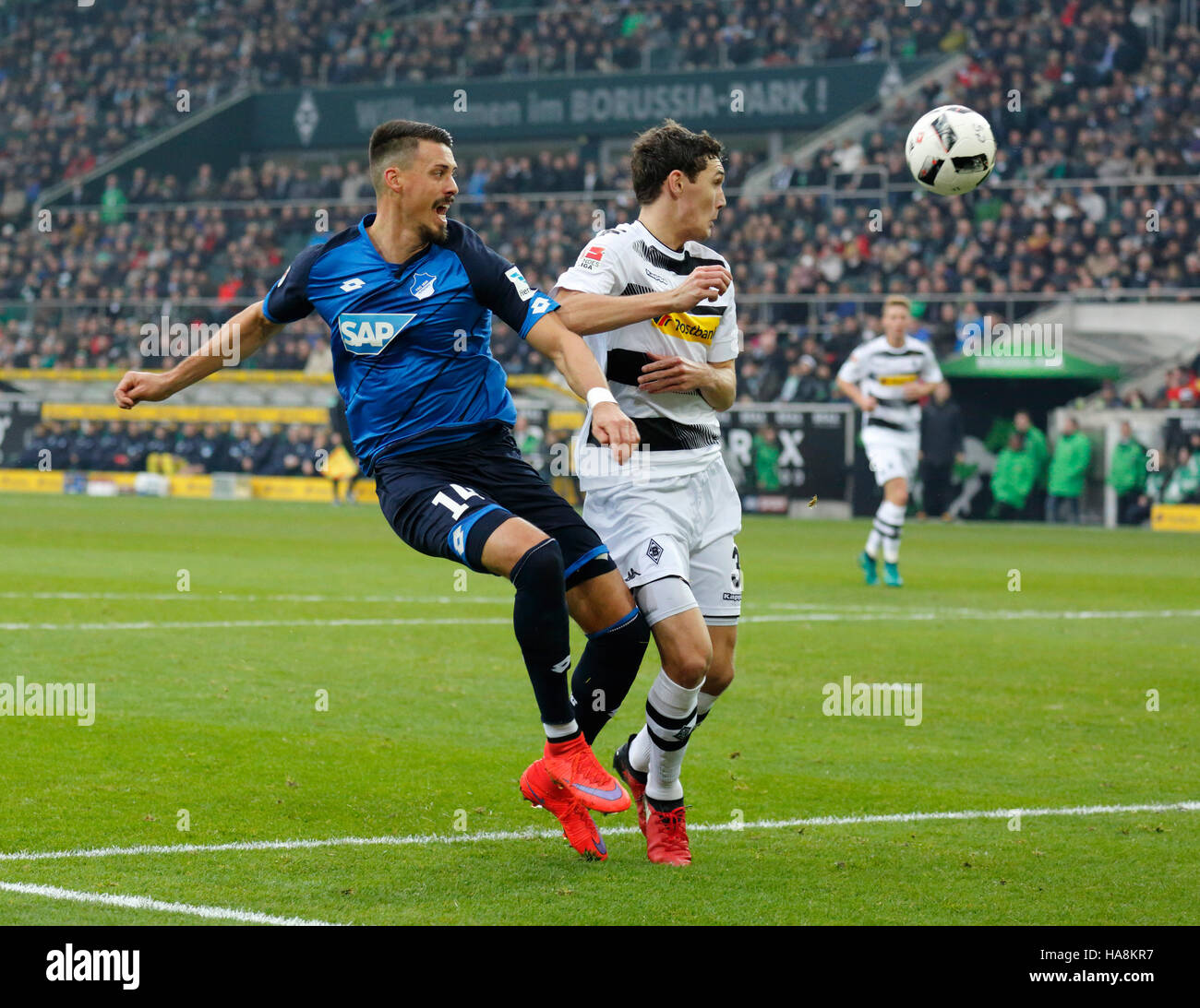 Sports, football, Bundesliga Borussia Moenchengladbach, 2016/2017, contre TSG 1899 Hoffenheim 1:1, stade Borussia Park, scène du match, Sandro Wagner (TSG) à gauche et Andreas Christensen (MG) Banque D'Images