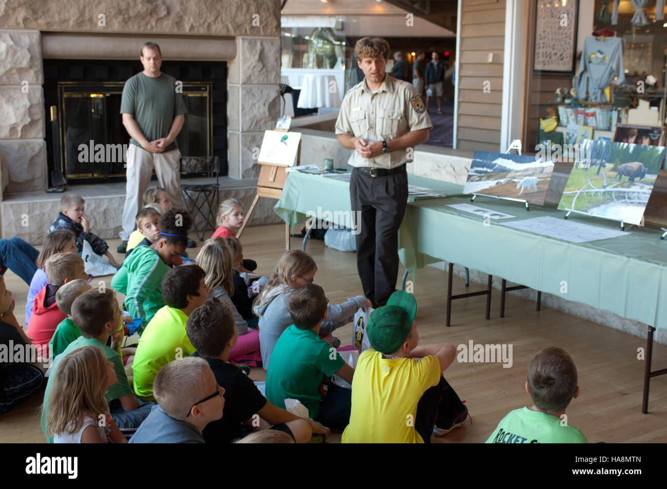 Le personnel du U.S. Fish and Wildlife Service et du Département des ressources naturelles de l'Ohio a organisé un événement éducatif pour plus de 130 élèves de troisième année, avec une chasse au trésor, un concours de coloriage et des activités de sécurité, favorisant l'éducation et la sensibilisation à l'environnement. Banque D'Images