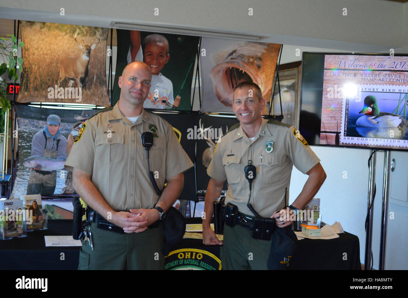 Des fonctionnaires de la Division de la faune du ministère des ressources naturelles de l'Ohio (DNR) engagent le public dans des discussions sur la conservation de la faune, en se concentrant sur la protection des espèces indigènes et des écosystèmes dans les parcs nationaux et les refuges fauniques de l'Ohio. Banque D'Images