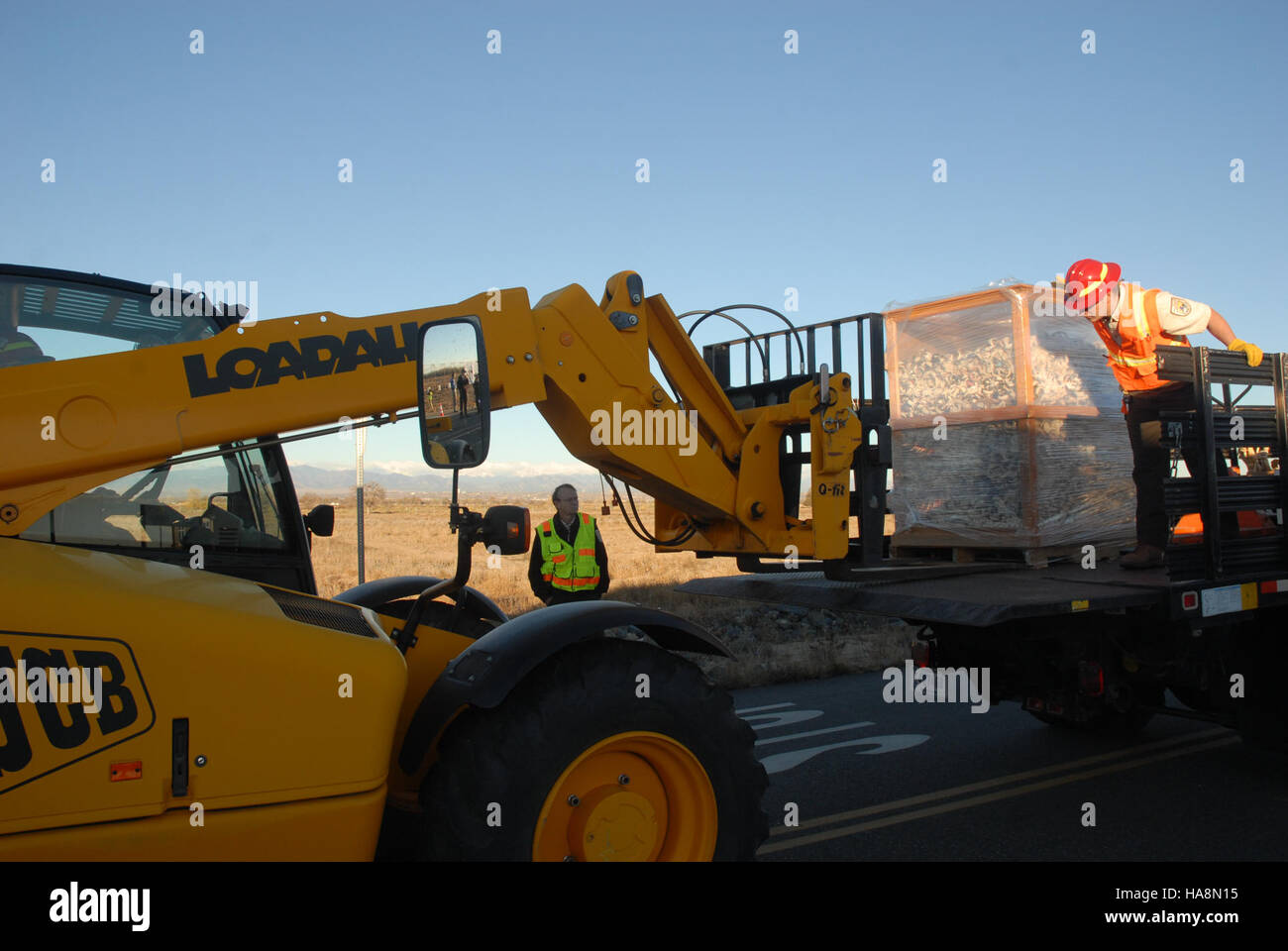 Avant l'aube, les équipages ont commencé à transporter de l'ivoire saisi par le Fish and Wildlife Service (FWS) des États-Unis lors d'enquêtes sur le trafic d'espèces sauvages et les opérations de contrebande. L’ivoire a été confisqué dans un parc national, soulignant les efforts déployés pour protéger les espèces menacées du commerce illégal. Banque D'Images