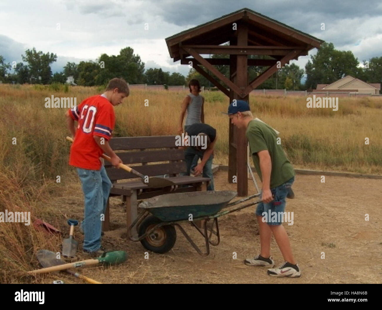 Un projet Eagle Scout, qui comprend l’installation d’un banc dans un parc national, contribue à la fois à l’engagement communautaire et aux espaces extérieurs du parc. Banque D'Images
