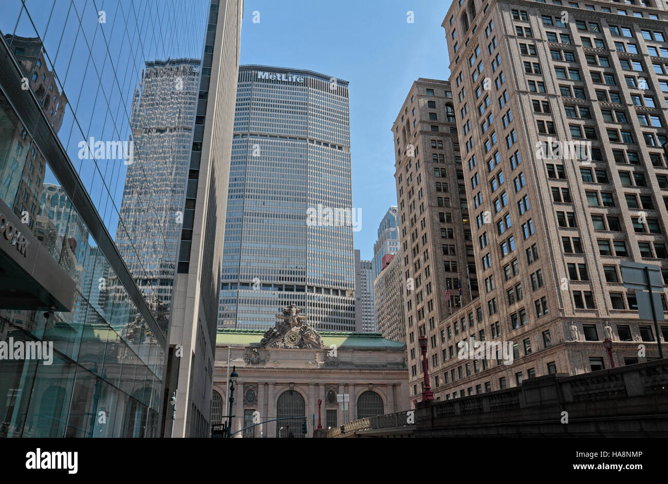Le MetLife Building s'élevant au-dessus de Grand Central Terminal sur Park Avenue, Manhattan, New York, United States. Banque D'Images