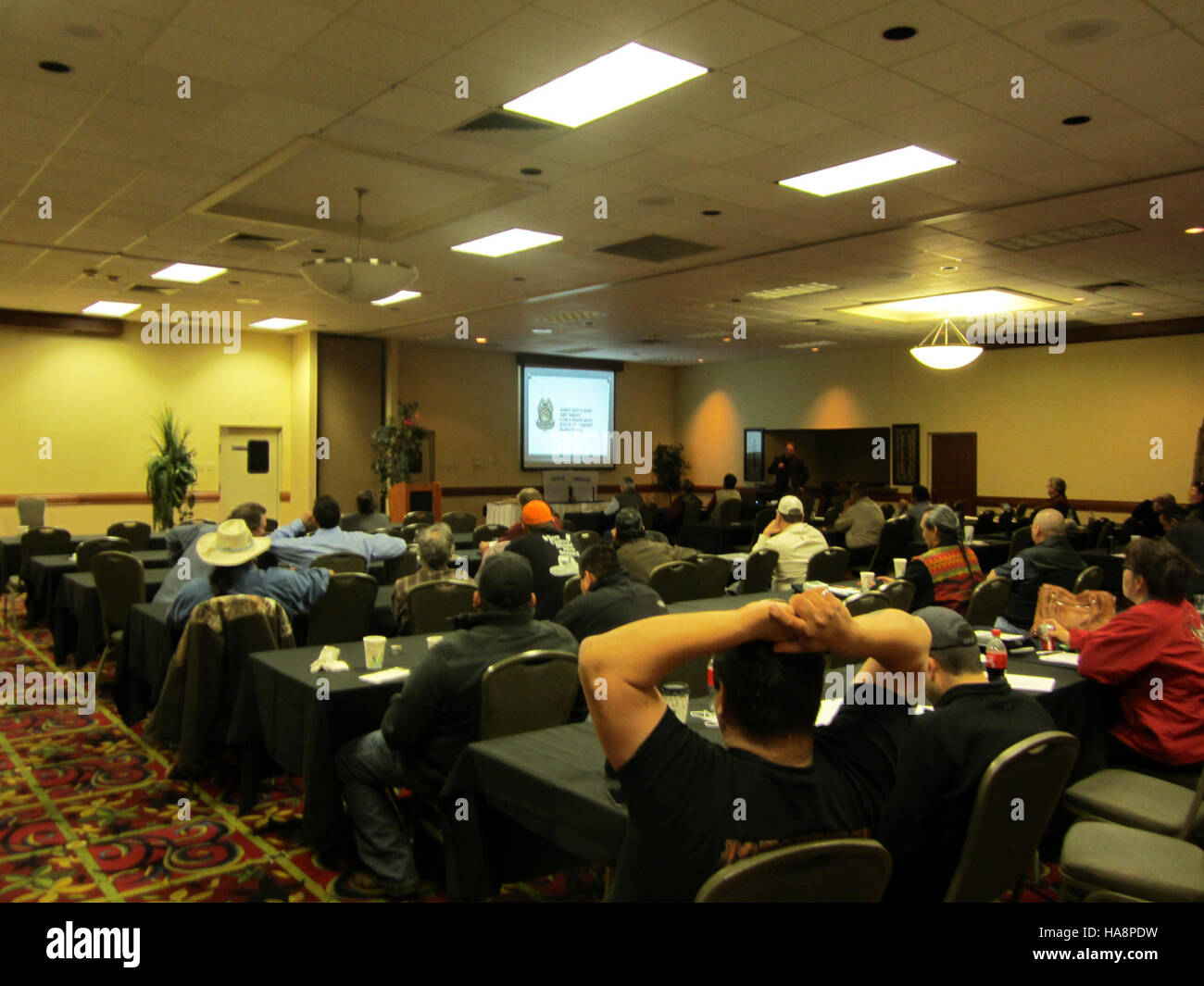 Cette image montre un rassemblement dans la région des grandes Plaines lors d'une réunion de la NAFWS (North American Fish and Wildlife Society). L’événement met l’accent sur la conservation, la gestion de la faune et la préservation des ressources naturelles dans la région des grandes Plaines, reflétant les efforts continus en matière d’intendance écologique. Banque D'Images