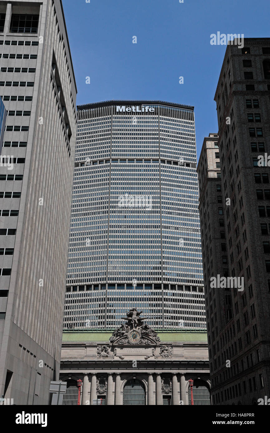 Le MetLife Building s'élevant au-dessus de Grand Central Terminal sur Park Avenue, Manhattan, New York, United States. Banque D'Images