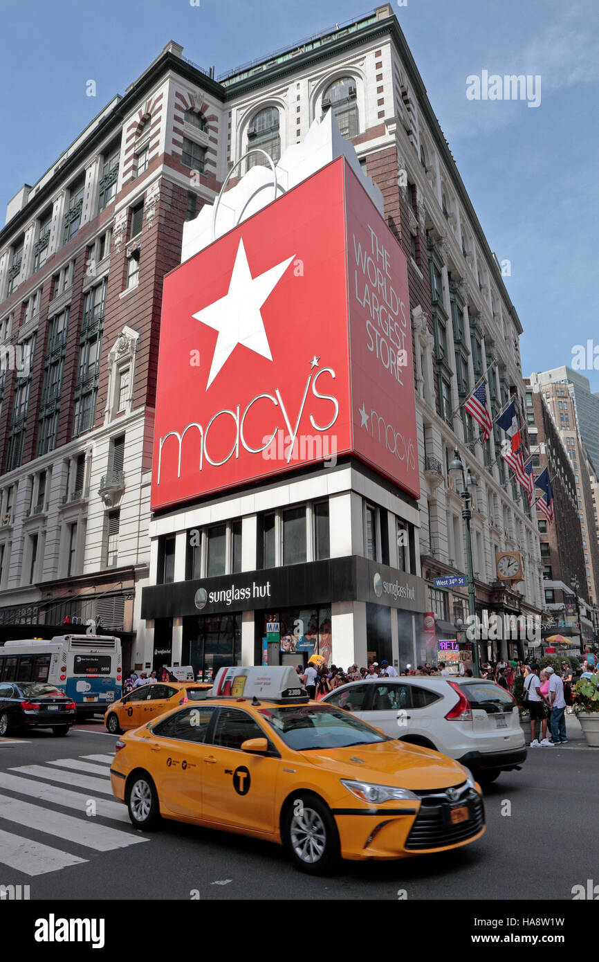 Un bight New York taxi jaune en face de Macy's Herald Square, Manhattan, New York City, United States. Banque D'Images