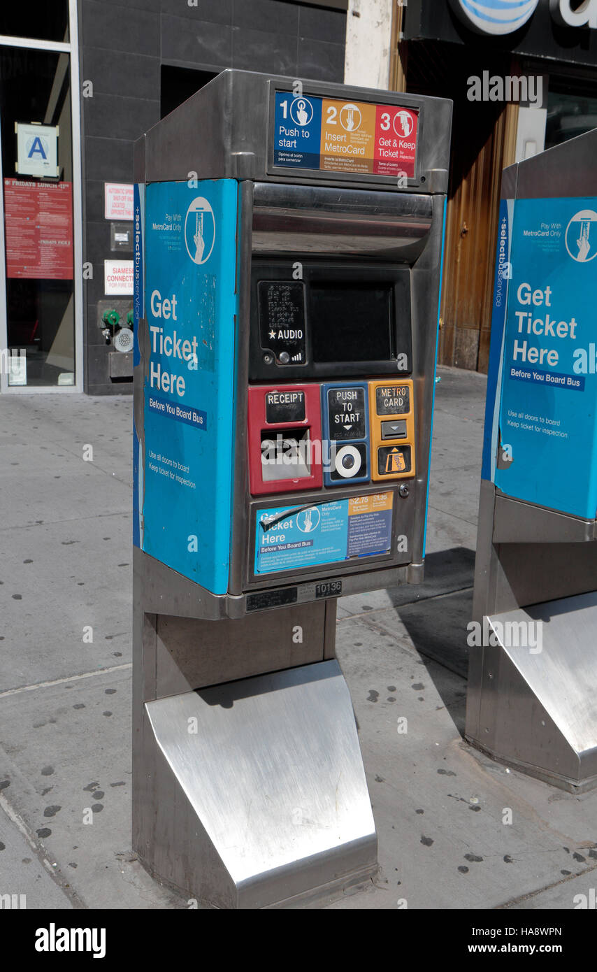 Une carte de métro ticket machine sur le trottoir à Manhattan, New York City, United States. Banque D'Images