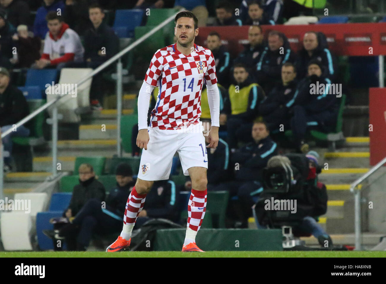 Stade national de football à Windsor Park, Belfast. 15 novembre 2016. Match amical - Irlande du Nord 0 Croatie 3. Duje Čop (14 - rouge/blanc) en action pour la Croatie. Banque D'Images