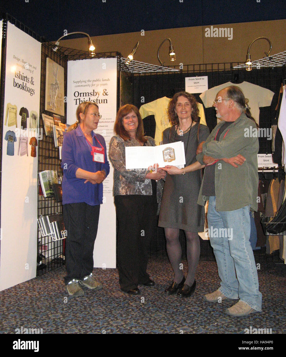 Une rencontre avec les concepteurs du logo du centenaire refuge, marquant l’étape d’un siècle d’efforts de conservation de la faune dans les parcs nationaux. Banque D'Images