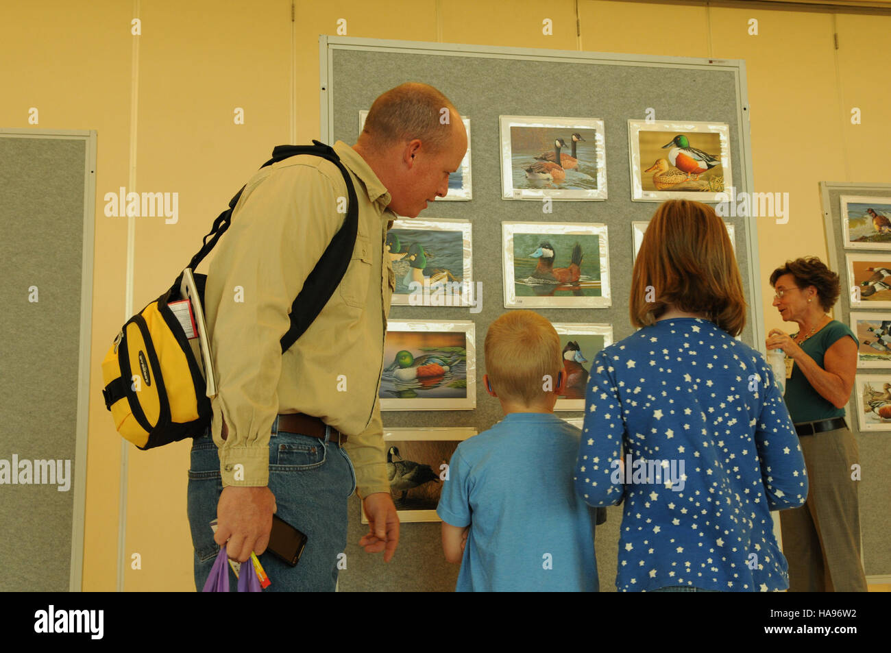 Cette image représente des expositions d’œuvres d’art dans la région des Prairies des montagnes du U.S. Fish and Wildlife Service. Il met en valeur l'intégration de l'art avec l'histoire naturelle, contribuant à la conservation et à la sensibilisation du public. Banque D'Images