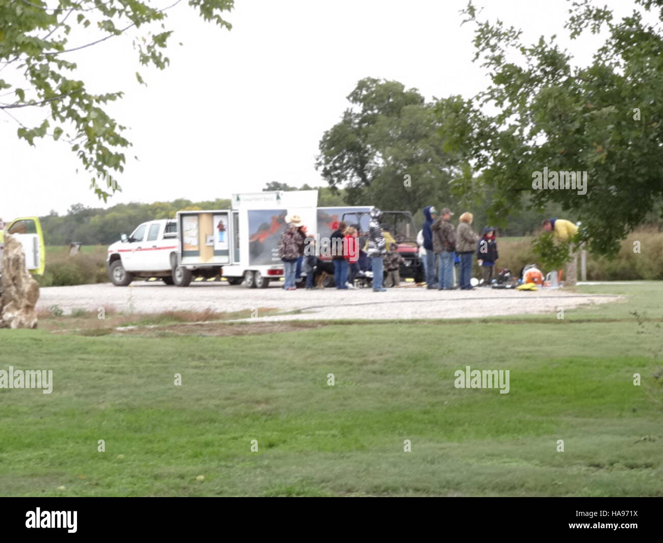 Cette image illustre une démonstration de feux de forêt menée par le U.S. Fish and Wildlife Service dans la région des Prairies des montagnes. La démonstration présente les pratiques de gestion des incendies pour protéger les ressources naturelles. Banque D'Images
