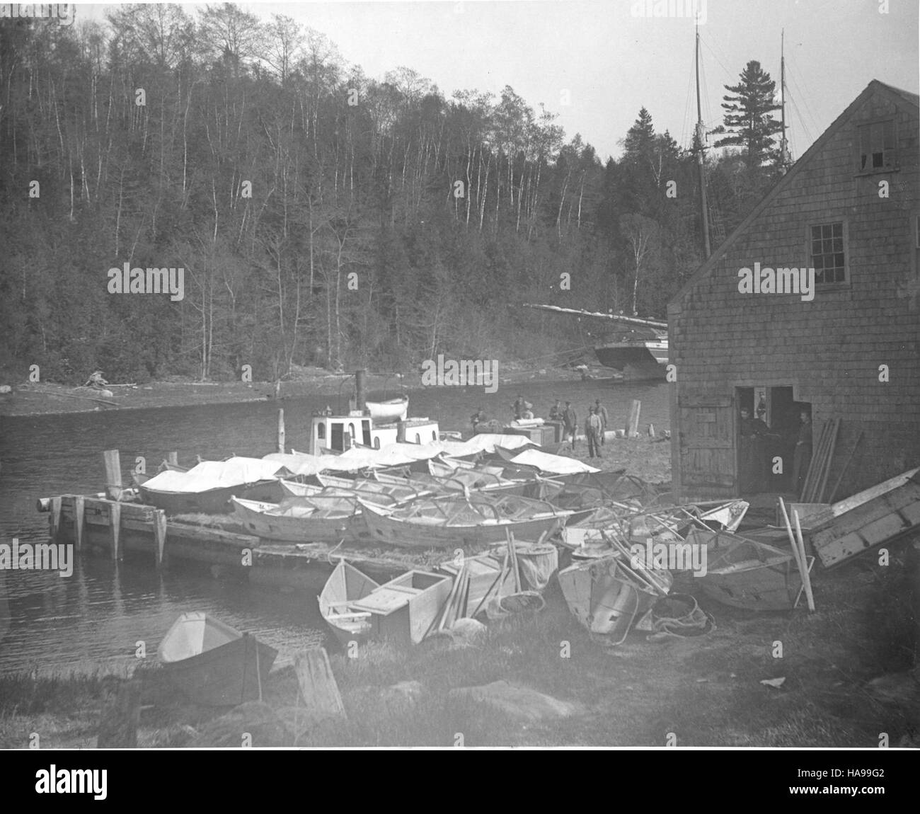 L'image de mai 1896 montre Agnes Cars au quai Lock Sluce Co., capturant un moment dans l'histoire de ce site important, reflétant les méthodes de transport de l'époque et les industries locales dans la région. L'emplacement souligne son importance historique dans le système des parcs nationaux. Banque D'Images