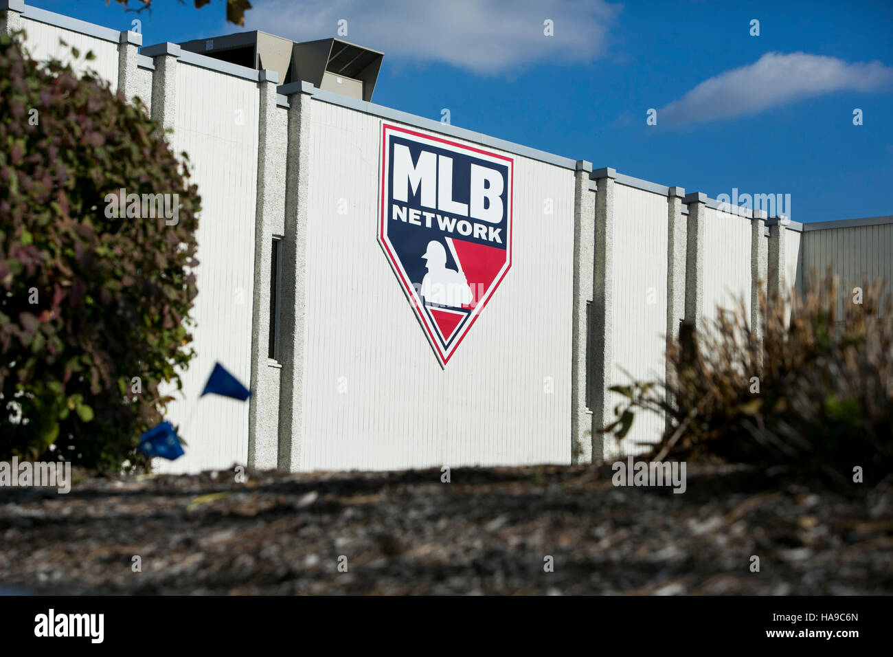 Un logo affiche à l'extérieur de l'établissement occupé par les réseaux MLB à Secaucus, New Jersey le 5 novembre 2016. Banque D'Images