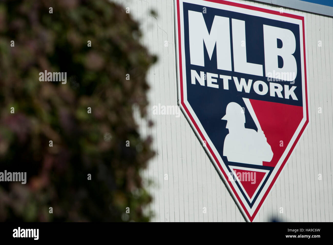 Un logo affiche à l'extérieur de l'établissement occupé par les réseaux MLB à Secaucus, New Jersey le 5 novembre 2016. Banque D'Images