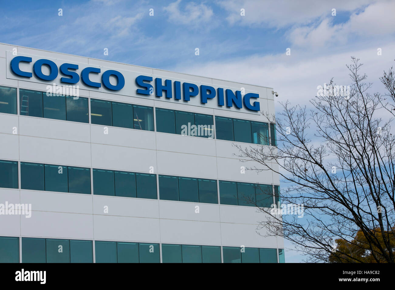 Un logo affiche à l'extérieur d'un établissement occupé par la China Ocean Shipping Company (COSCO) à Secaucus, New Jersey le 5 novembre 2016. Banque D'Images