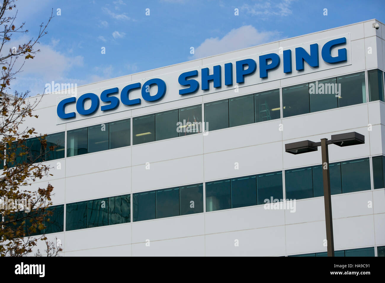 Un logo affiche à l'extérieur d'un établissement occupé par la China Ocean Shipping Company (COSCO) à Secaucus, New Jersey le 5 novembre 2016. Banque D'Images
