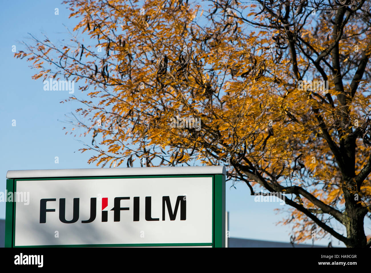 Un logo affiche à l'extérieur d'un établissement occupé par Fujifilm à Edison, New Jersey le 6 novembre 2016. Banque D'Images