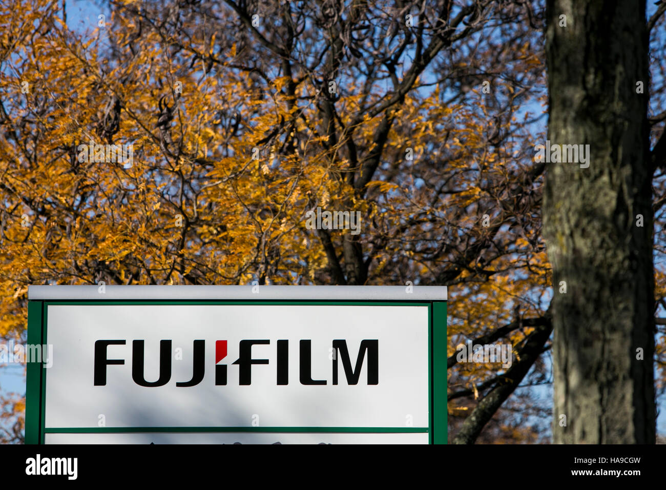 Un logo affiche à l'extérieur d'un établissement occupé par Fujifilm à Edison, New Jersey le 6 novembre 2016. Banque D'Images
