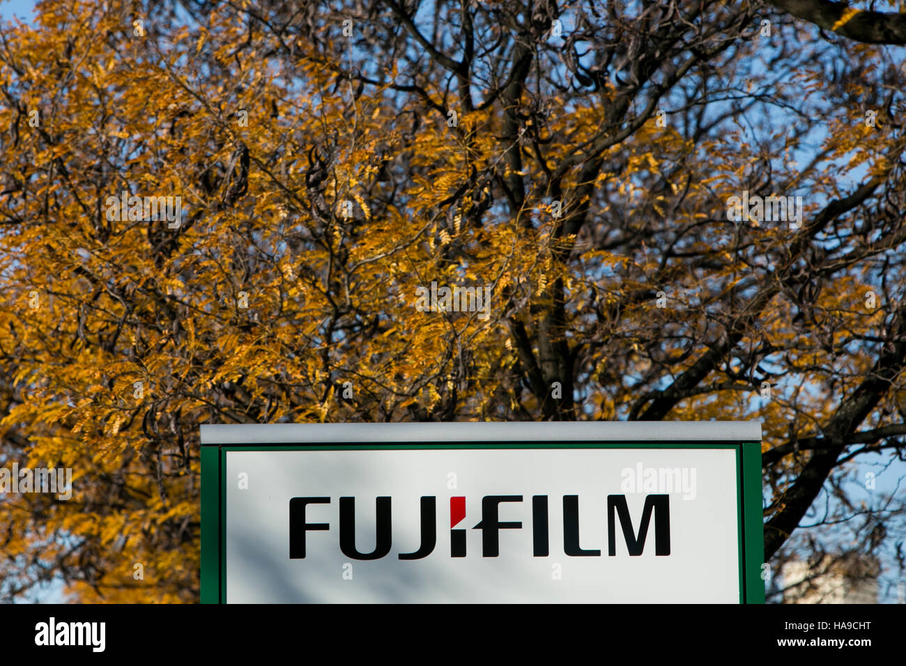 Un logo affiche à l'extérieur d'un établissement occupé par Fujifilm à Edison, New Jersey le 6 novembre 2016. Banque D'Images