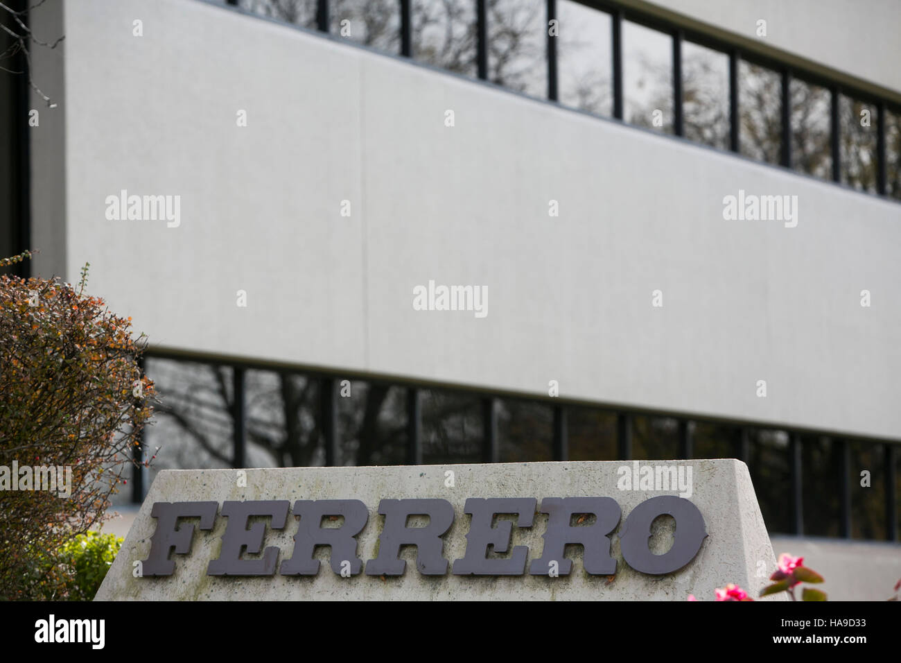 Un logo affiche à l'extérieur d'un établissement occupé par Ferrero SpA