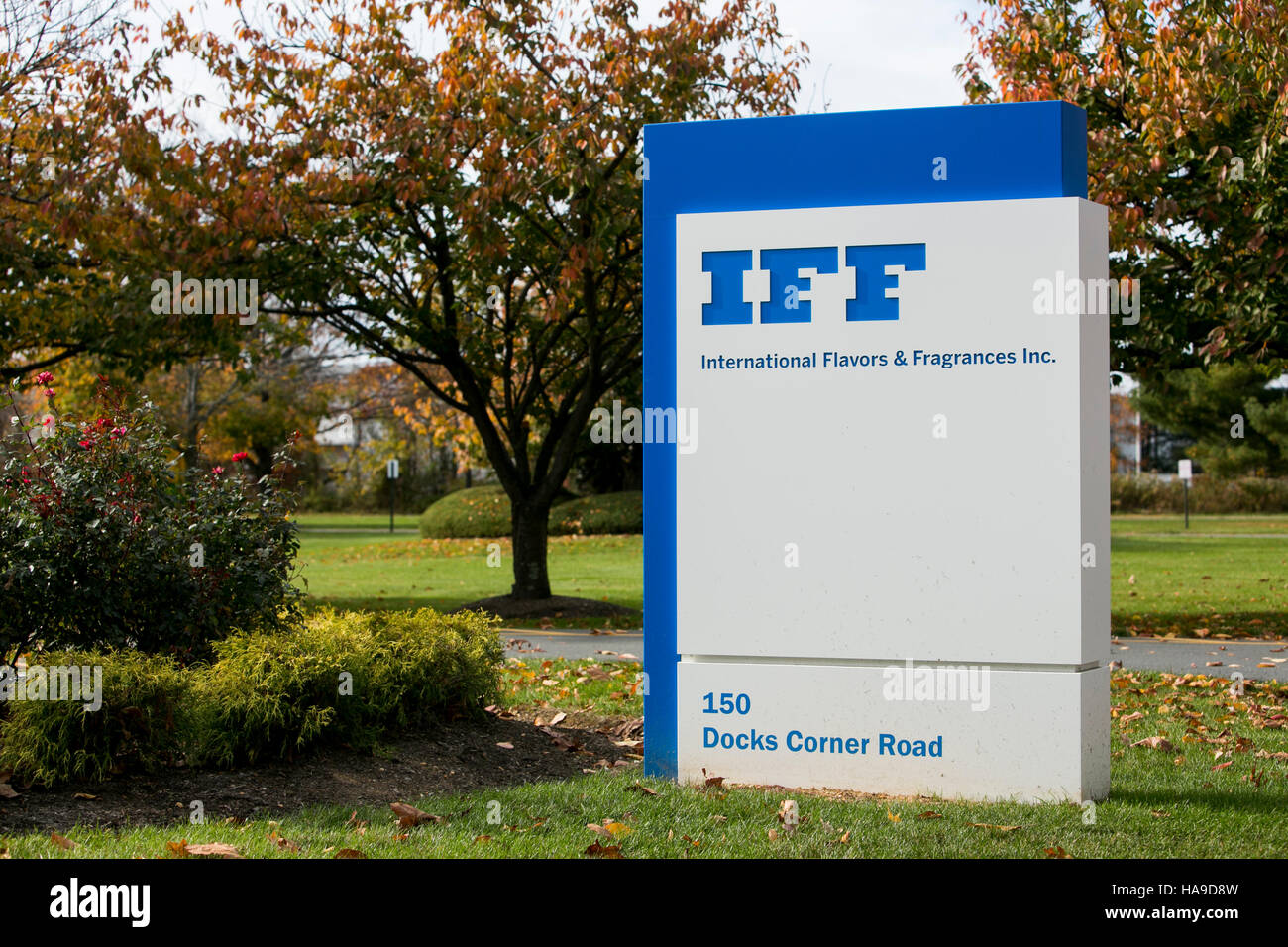 Un logo affiche à l'extérieur d'un établissement occupé par International  Flavors & Fragrances (FIF) à Dayton, New Jersey le 6 novembre 2016 Photo  Stock - Alamy