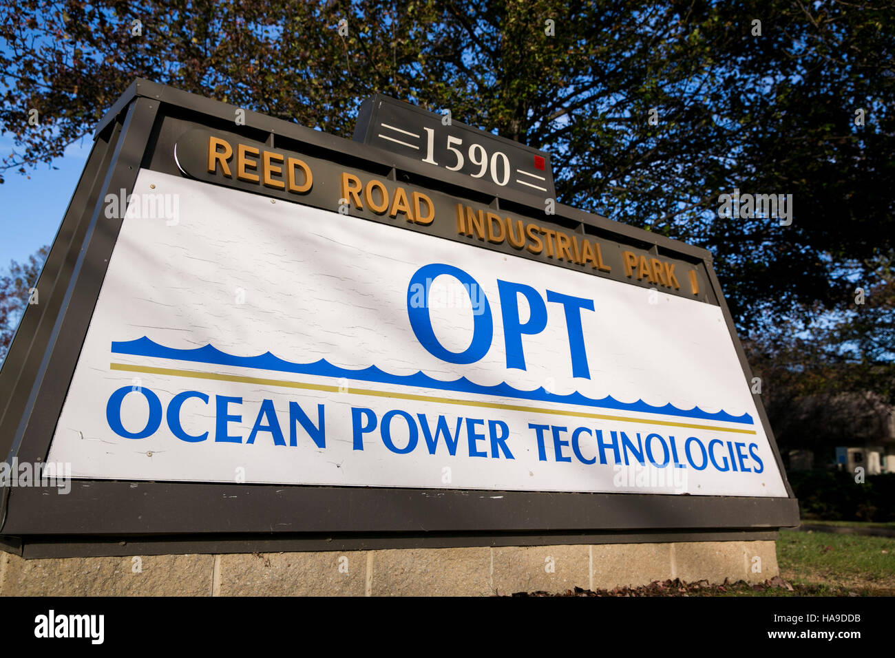 Un logo affiche à l'extérieur du siège de l'Ocean Power Technologies Pennington, New Jersey le 6 novembre 2016. Banque D'Images