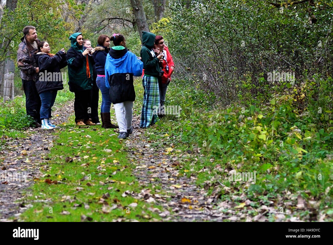 Les élèves participent à un atelier SNAP (Students for nature and Photography), qui prend des photos dans un parc national. L'événement favorise la sensibilisation à l'environnement et encourage l'engagement des jeunes avec la nature par la photographie, aidant à connecter la prochaine génération avec l'environnement. Banque D'Images