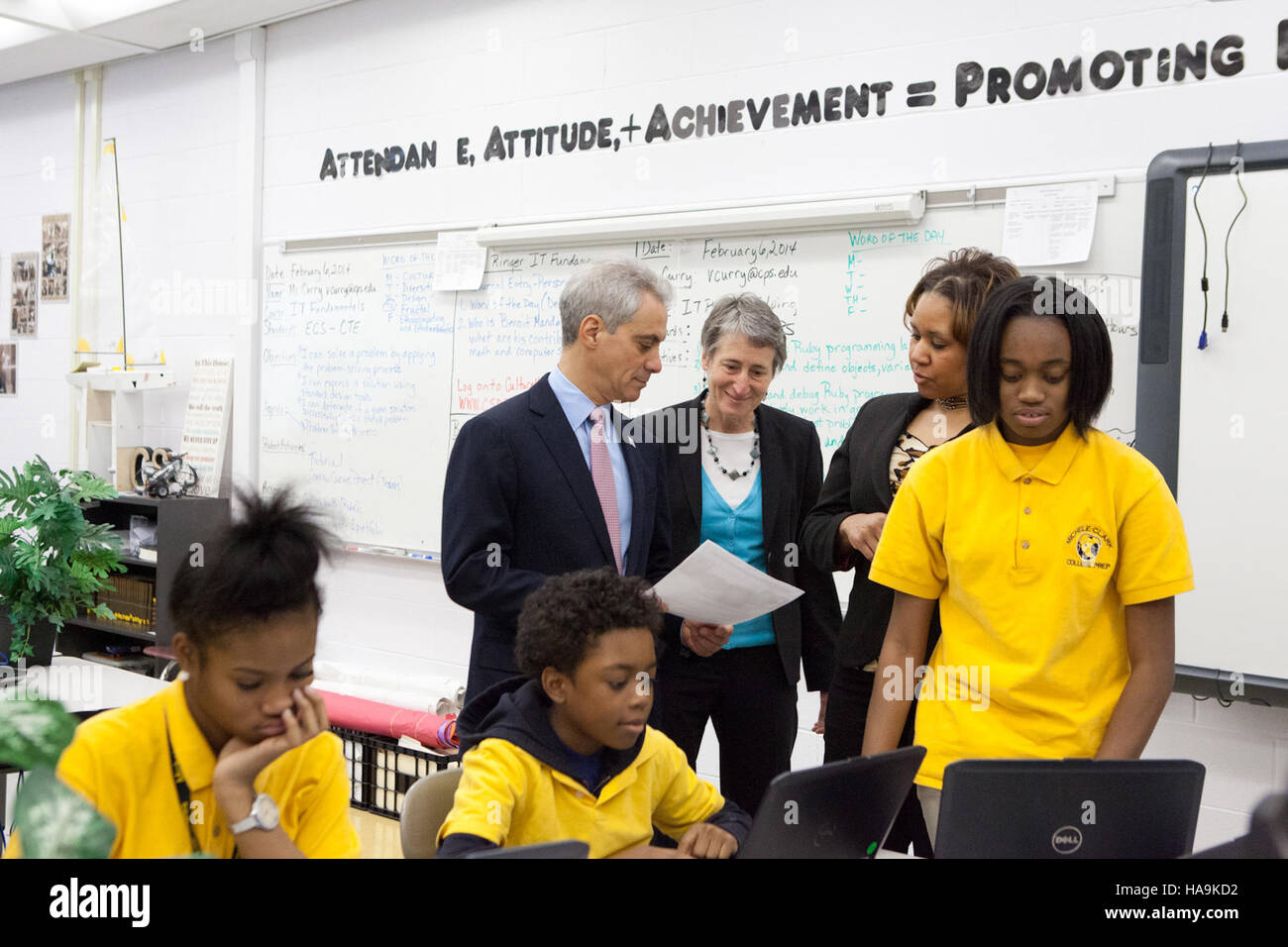 La secrétaire à l'intérieur, Sally Jewell, a visité le lycée Michele Clark à Chicago pour engager les élèves dans des discussions sur l'importance des parcs nationaux et des terres publiques. La visite a mis en lumière la sensibilisation éducative et le rôle des parcs nationaux dans la préservation du patrimoine culturel et naturel de l’Amérique. Banque D'Images